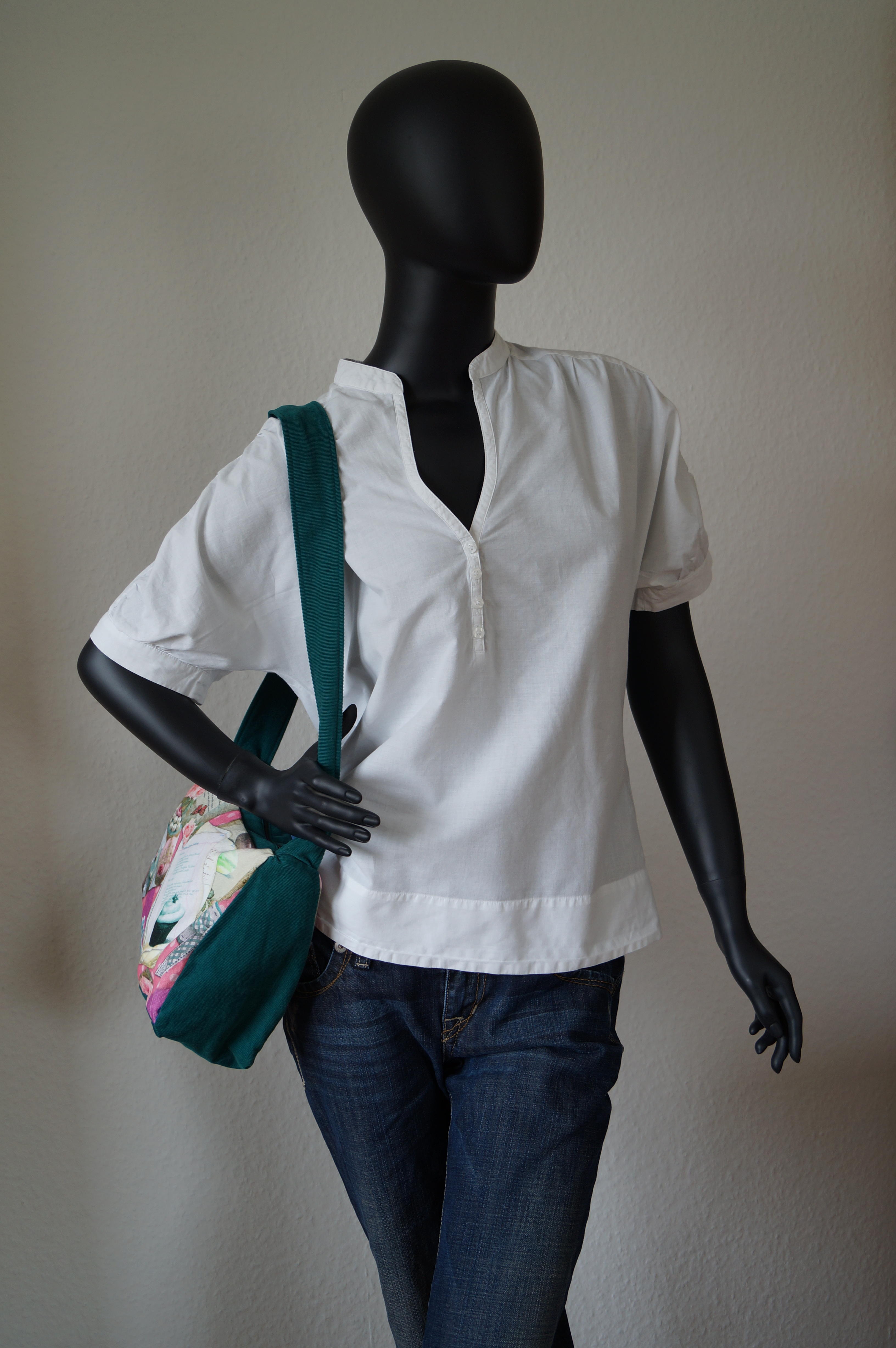 Elstar Cord petrol - über der Schulter getragen