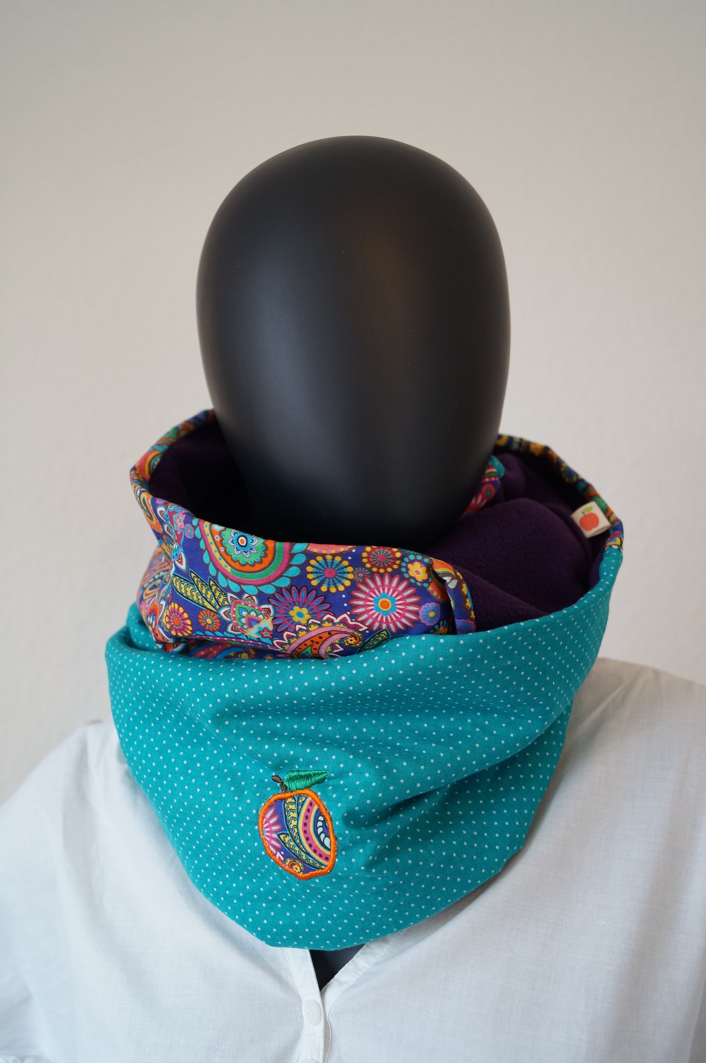 kuschliger Frauenloop bunt - innen mit Fleece und außen mit Apfel-Applikation