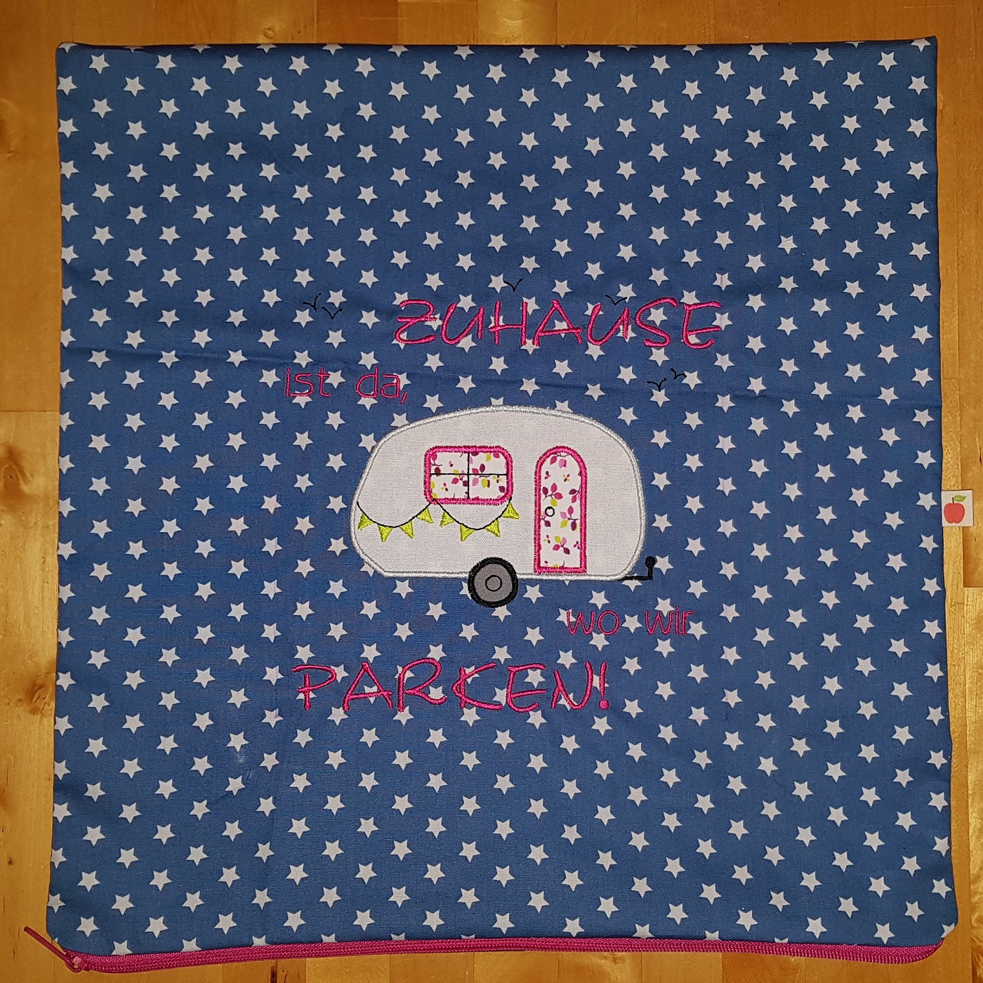 Kissenbezug bestickt - mit Wohnwagen-Applikation