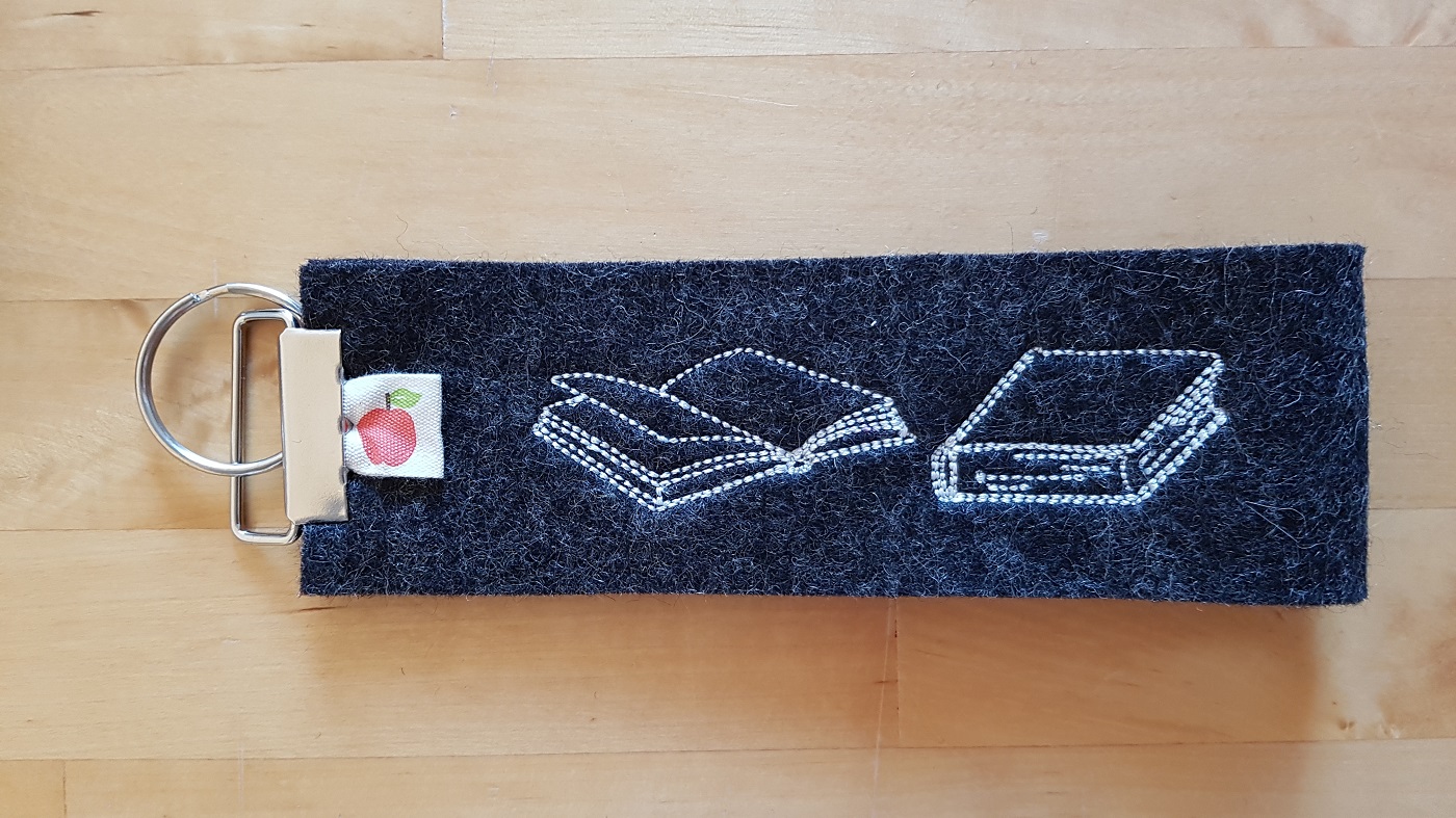 Schlüsselanhänger bestickt - mit Büchern