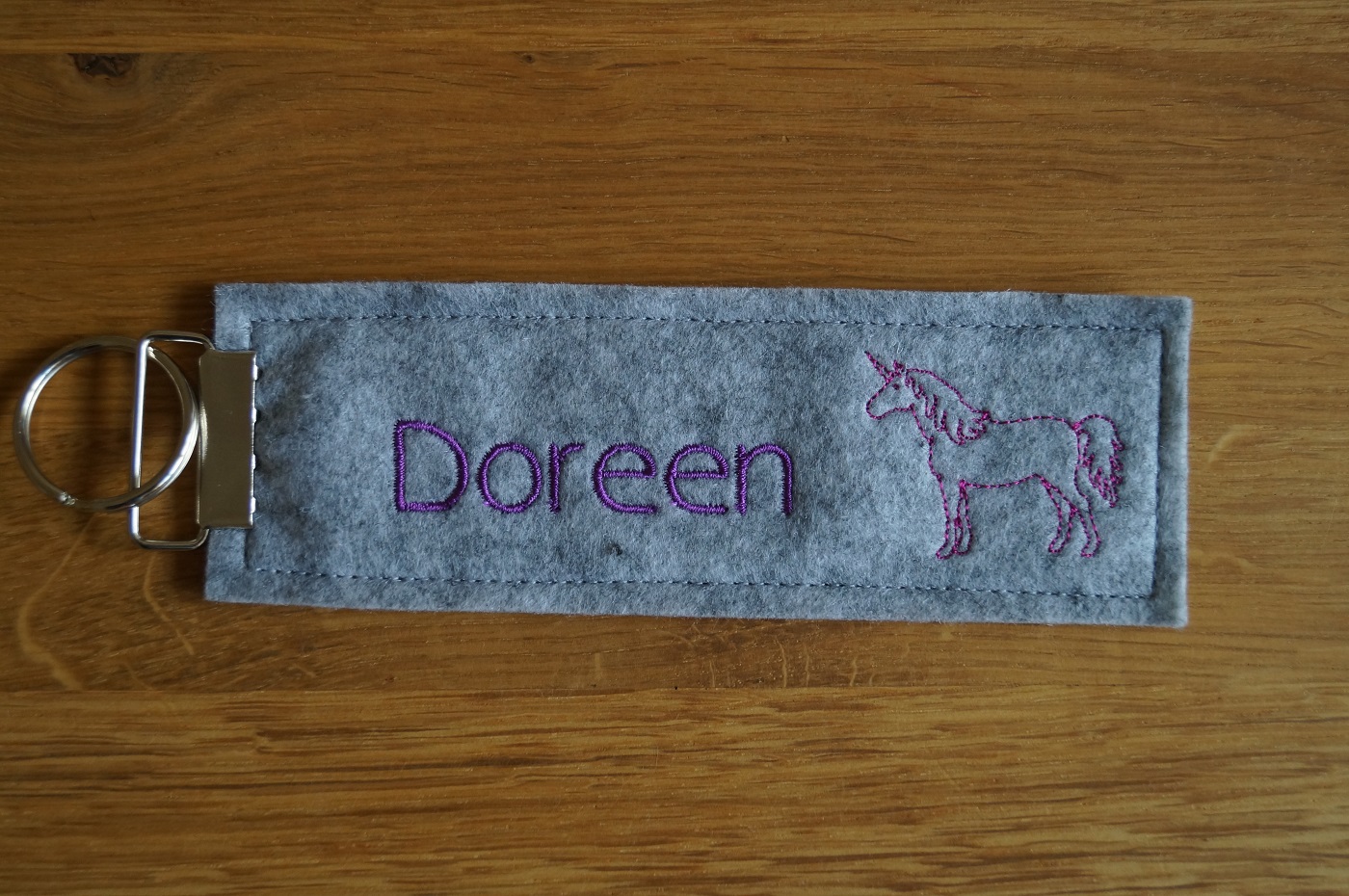 Schlüsselanhänger bestickt - mit Namen und Einhorn
