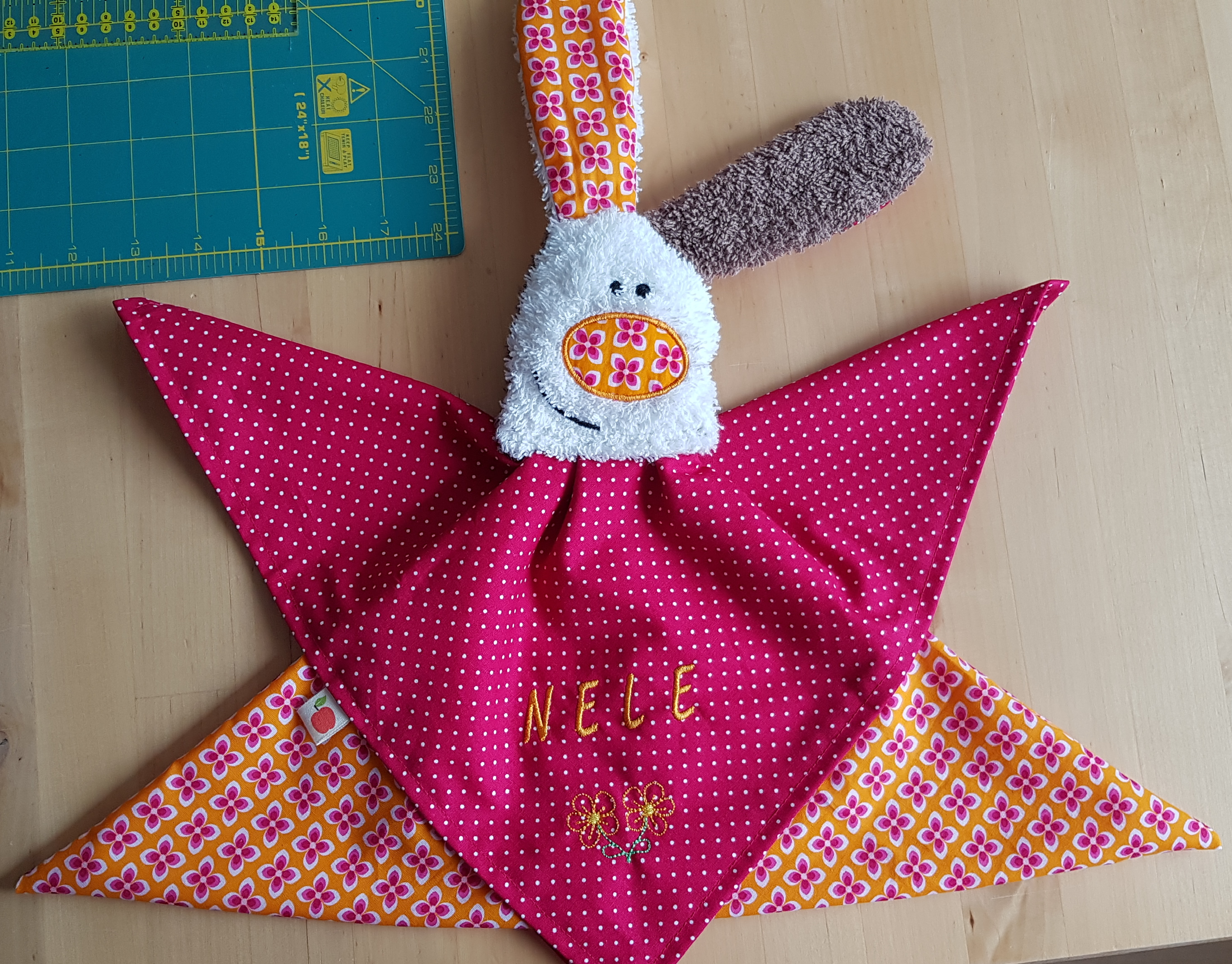 Schnuffel Nele mit zwei Blumen