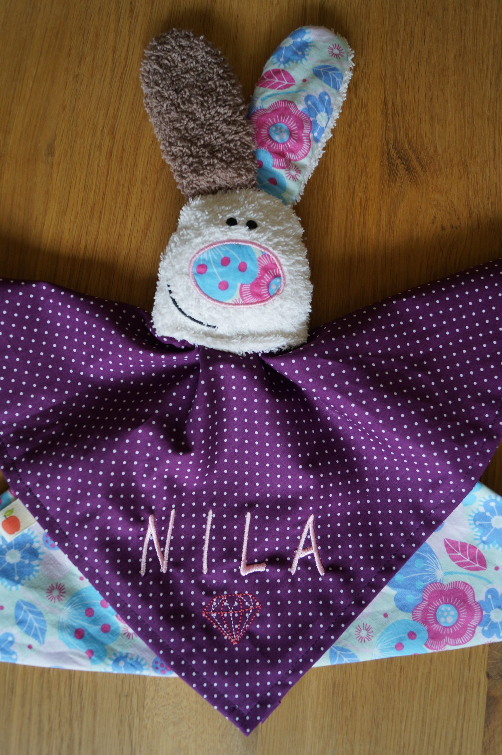 Schnuffel Nila mit Saphir